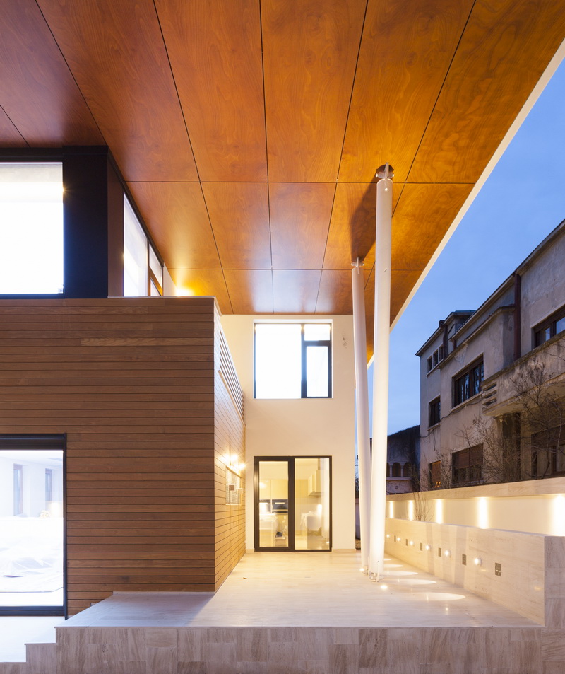 https://pv-nbc.siteuri.pro/wp-content/uploads/2020/10/NBC-ARHITECT-_-housing-_-Sandu-Aldea-House-Villa-_-exterior-view-_-entrance_1.jpg