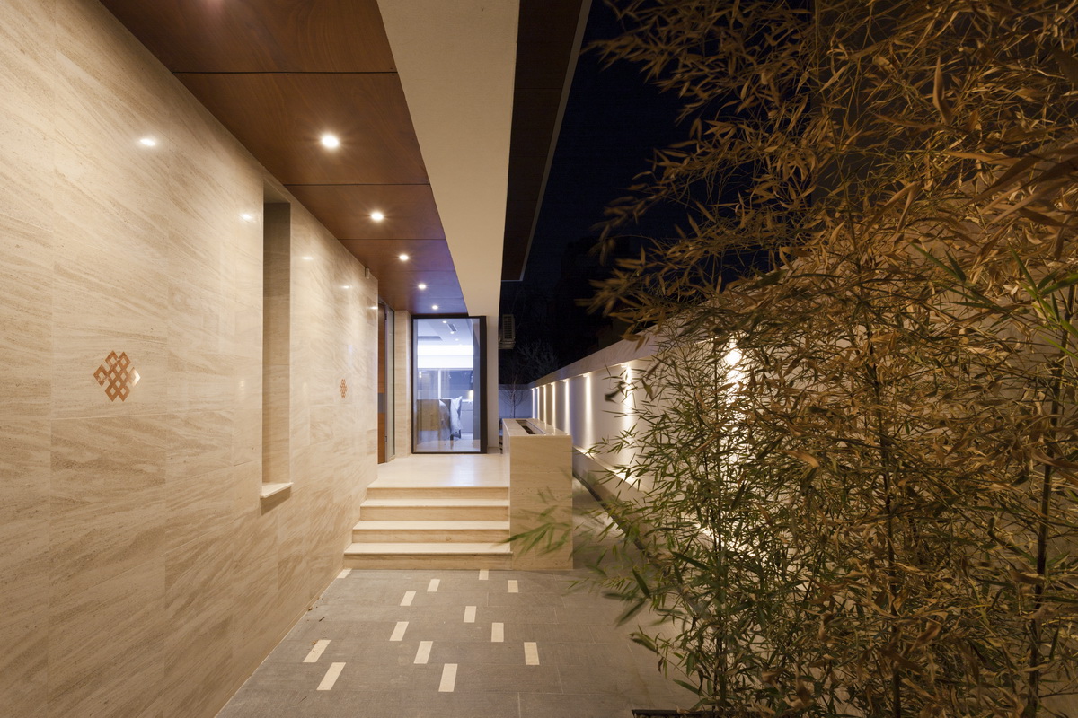 https://pv-nbc.siteuri.pro/wp-content/uploads/2020/10/NBC-ARHITECT-_-housing-_-Sandu-Aldea-House-Villa-_-exterior-view-_-entrance_4.jpg