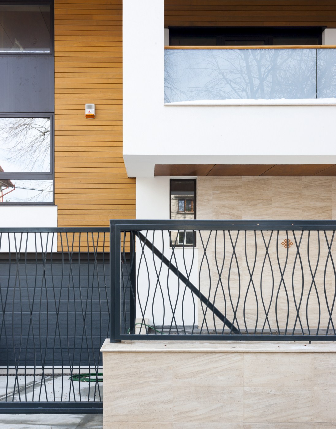 https://pv-nbc.siteuri.pro/wp-content/uploads/2020/10/NBC-ARHITECT-_-housing-_-Sandu-Aldea-House-Villa-_-exterior-view_1.jpg