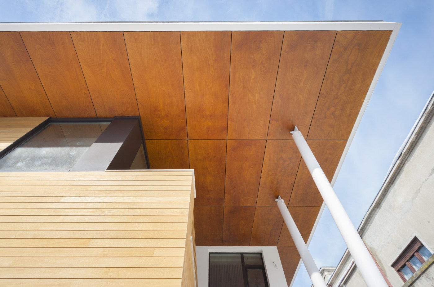 https://pv-nbc.siteuri.pro/wp-content/uploads/2020/10/NBC-ARHITECT-_-housing-_-Sandu-Aldea-House-Villa-_-exterior-view_4.jpg