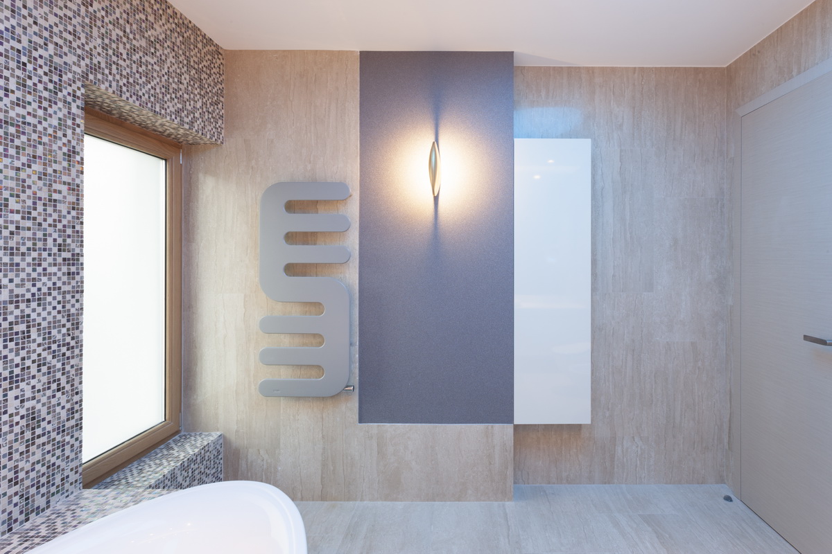 https://pv-nbc.siteuri.pro/wp-content/uploads/2020/10/NBC-ARHITECT-_-housing-_-Sandu-Aldea-House-Villa-_-interior-view-_-bathroom_3.jpg