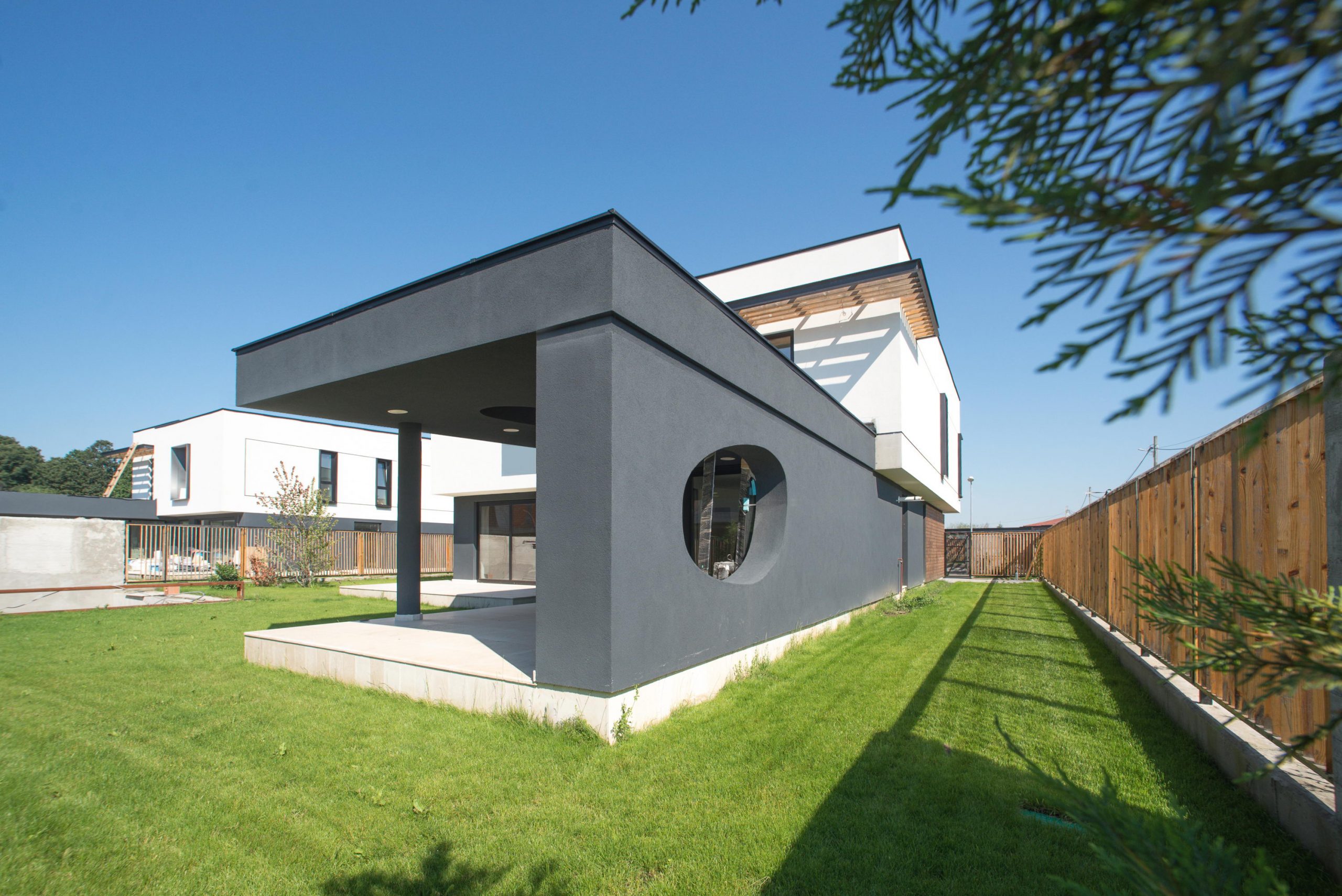 https://pv-nbc.siteuri.pro/wp-content/uploads/2020/10/NBC-Arhitect-_-Arcstil_Residence-_-Romania-_-exterior-view-1-scaled.jpg