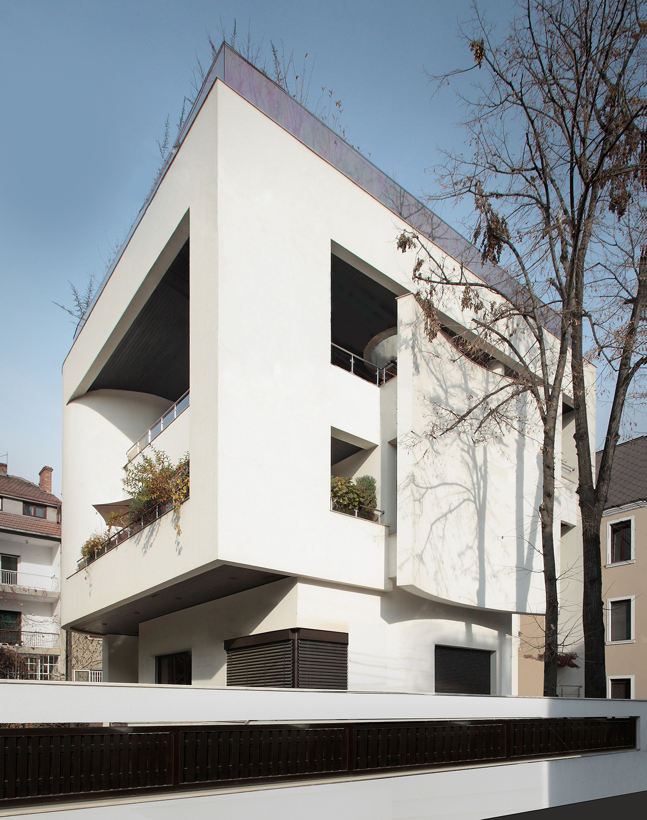 https://pv-nbc.siteuri.pro/wp-content/uploads/2020/10/NBC-Arhitect-_-Cube-House-_-Bucharest-Romania-_-view-exterior_2.jpg