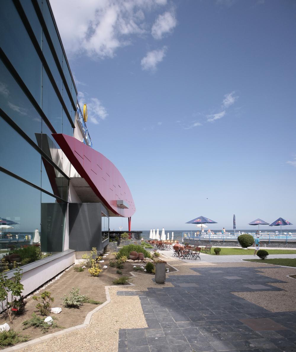 https://pv-nbc.siteuri.pro/wp-content/uploads/2020/10/NBC-Arhitect-_-Golden-Tulip-Hotel-_-Mamaia-Romania-_-exterior_view-6.jpg