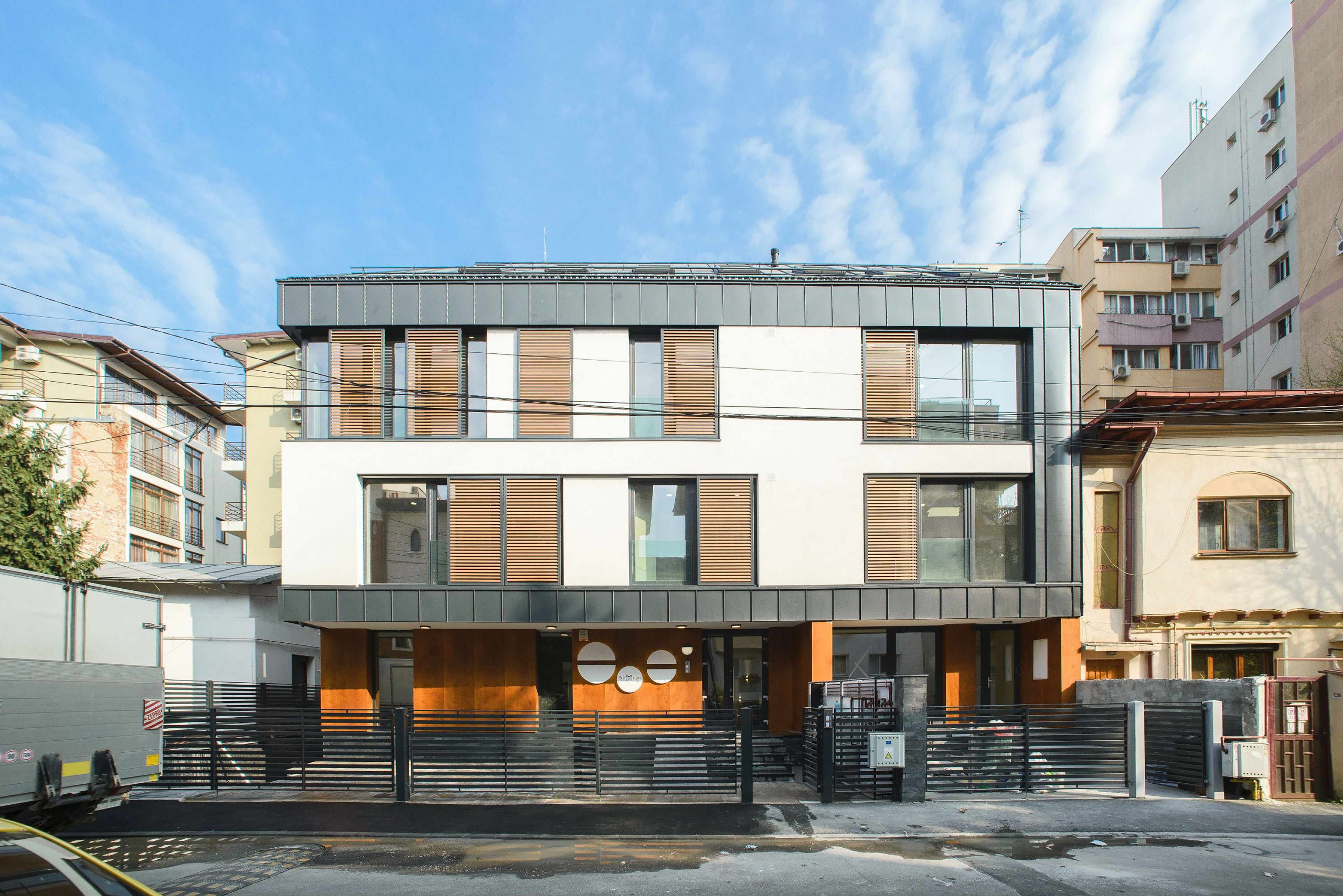 https://pv-nbc.siteuri.pro/wp-content/uploads/2020/10/NBC-Arhitect-_-residences-_-HS-Office-_-Romania-_-exterior-view_1-scaled.jpg