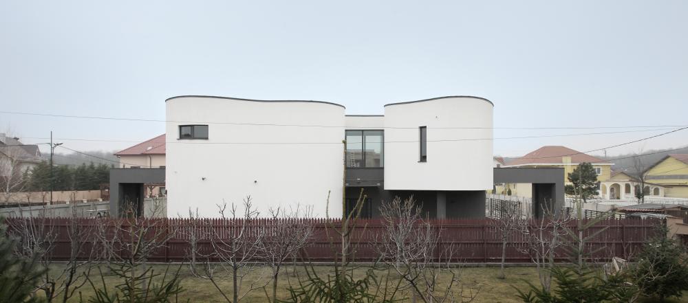 https://pv-nbc.siteuri.pro/wp-content/uploads/2020/10/NBC-Arhitect-_-residences-_-Serban-House-Villa-_-Romania-_-exterior-view_16.jpg