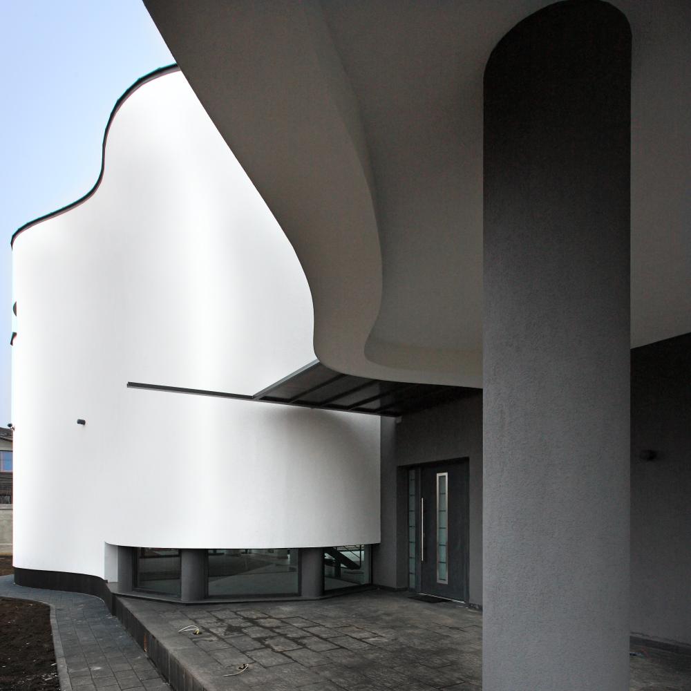 https://pv-nbc.siteuri.pro/wp-content/uploads/2020/10/NBC-Arhitect-_-residences-_-Serban-House-Villa-_-Romania-_-exterior-view_18.jpg
