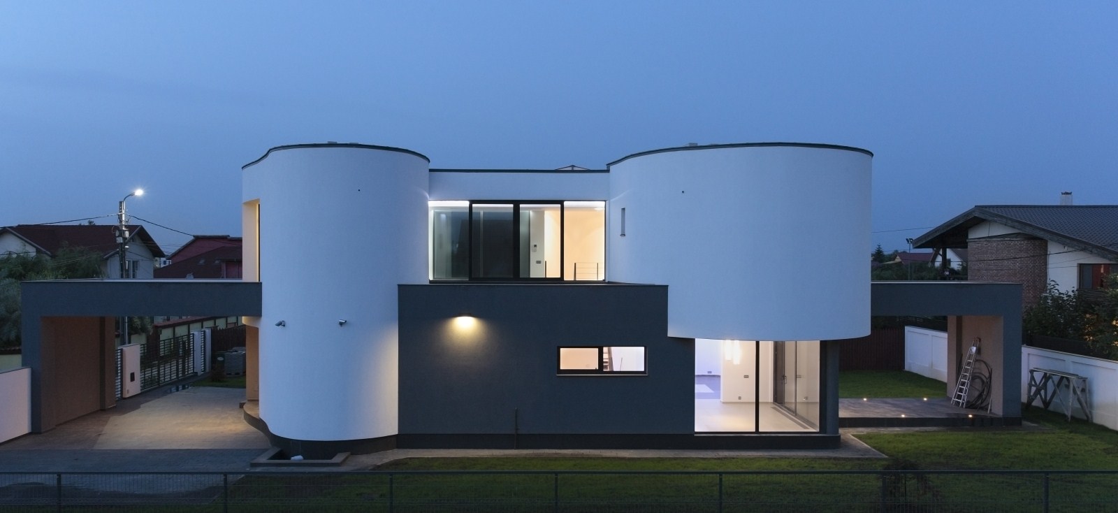 https://pv-nbc.siteuri.pro/wp-content/uploads/2020/10/NBC-Arhitect-_-residences-_-Serban-House-Villa-_-Romania-_-exterior_view_3.jpg