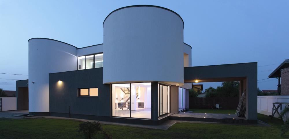 https://pv-nbc.siteuri.pro/wp-content/uploads/2020/10/NBC-Arhitect-_-residences-_-Serban-House-Villa-_-Romania-_-exterior_view_5.jpg