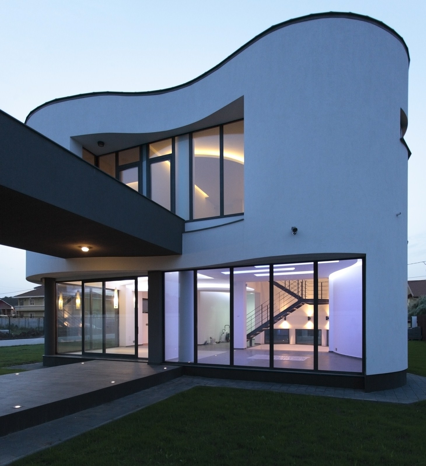 https://pv-nbc.siteuri.pro/wp-content/uploads/2020/10/NBC-Arhitect-_-residences-_-Serban-House-Villa-_-Romania-_-exterior_view_7.jpg