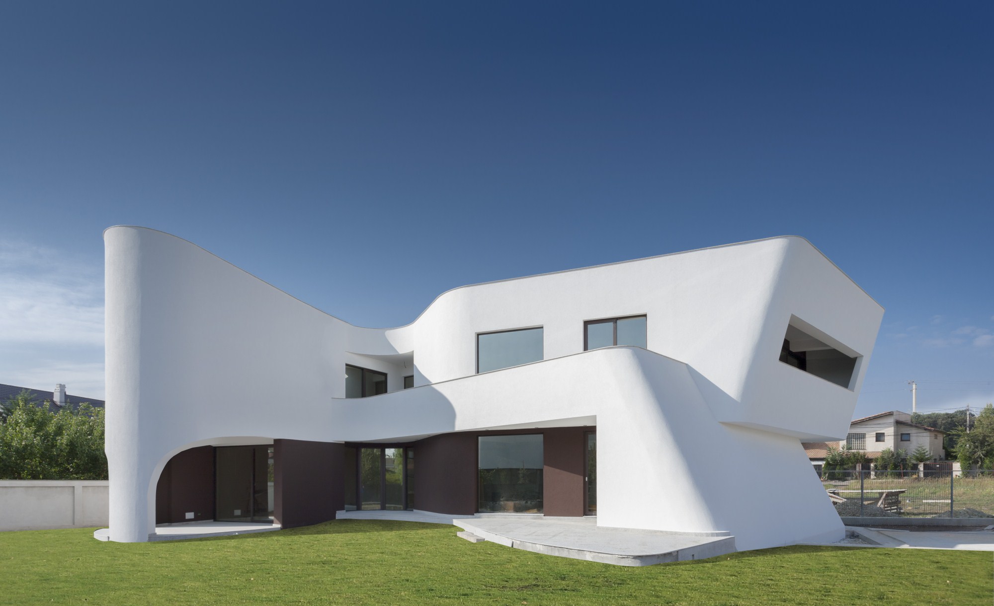 https://pv-nbc.siteuri.pro/wp-content/uploads/2020/10/NBC-Arhitect-_-residences-_-Wing-House-_-Romania-_-exterior-view_3.jpg