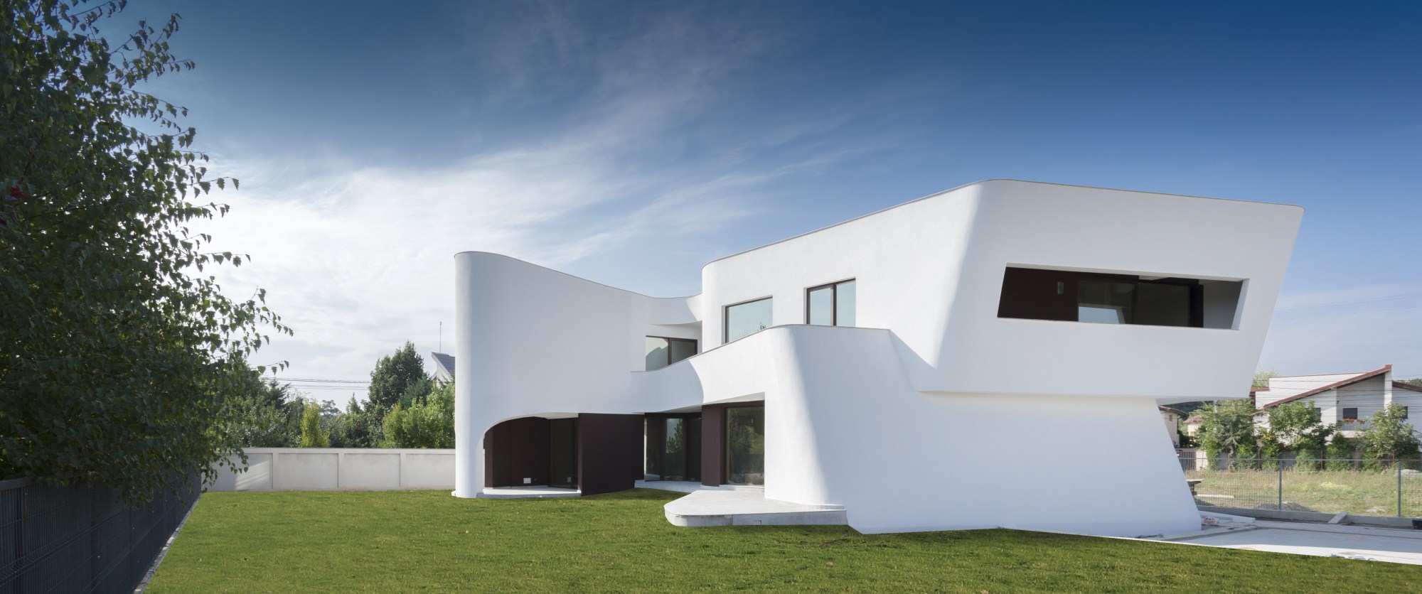 https://pv-nbc.siteuri.pro/wp-content/uploads/2020/10/NBC-Arhitect-_-residences-_-Wing-House-_-Romania-_-exterior-view_4.jpg