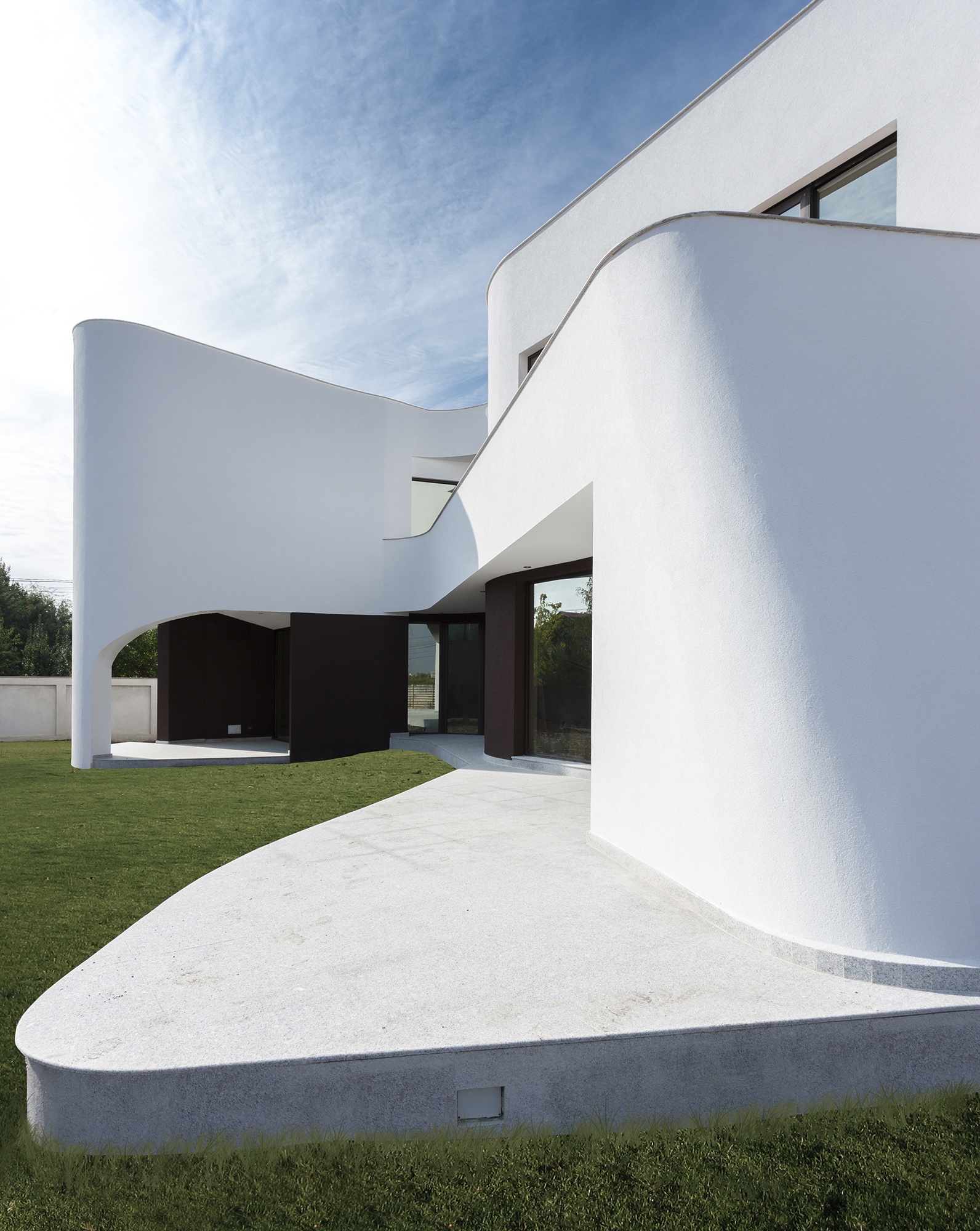 https://pv-nbc.siteuri.pro/wp-content/uploads/2020/10/NBC-Arhitect-_-residences-_-Wing-House-_-Romania-_-exterior-view_5.jpg