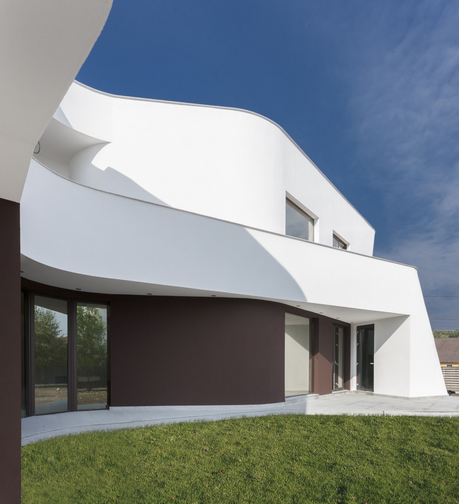 https://pv-nbc.siteuri.pro/wp-content/uploads/2020/10/NBC-Arhitect-_-residences-_-Wing-House-_-Romania-_-exterior-view_6.jpg