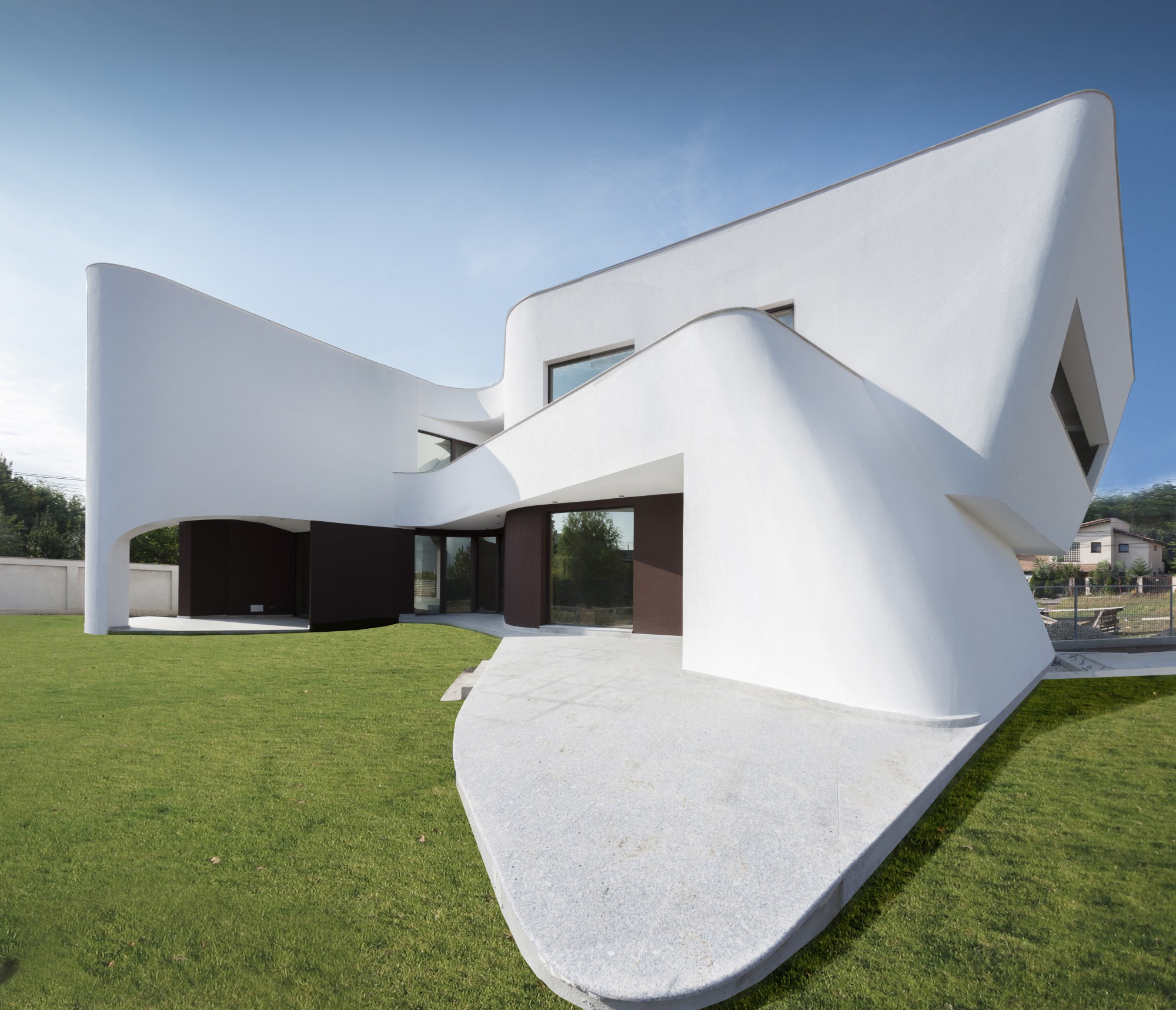 https://pv-nbc.siteuri.pro/wp-content/uploads/2020/10/NBC-Arhitect-_-residences-_-Wing-House-_-Romania-_-exterior-view_7.jpg
